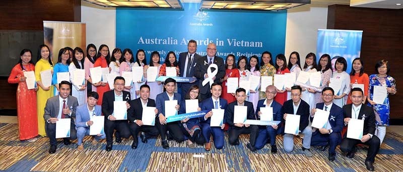 Các sinh viên nhận Học bổng Chính phủ Australia và học bổng ASEAN chụp ảnh chung với Đại sứ Australia tại Việt Nam trong buổi gặp gỡ trước khi lên đường, tháng 11/2018
